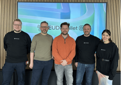Auf diesem Bild sind 5 Personen zu sehen, die vor  einer Wand und dem Logo des nationalen EUDI-Wallet-Projekts stehen. Die Personen sind Teil des Projektteam. Von links  nach rechts: Christian Bormann, Dr. Torsten Lodderstedt, Mirko Mollik, Dr. Daniel Fett, Kristina Yasuda 