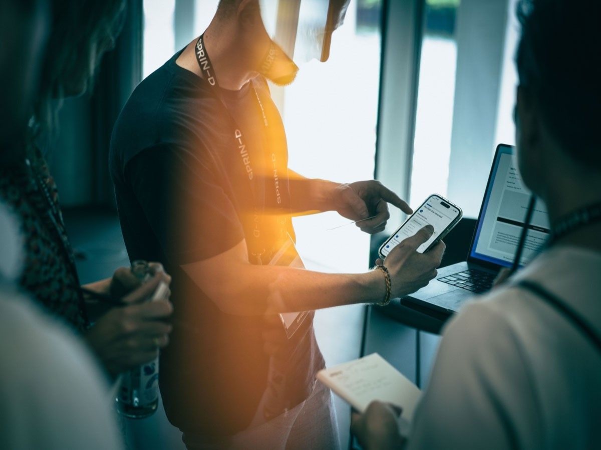Person presents a Smartphone.